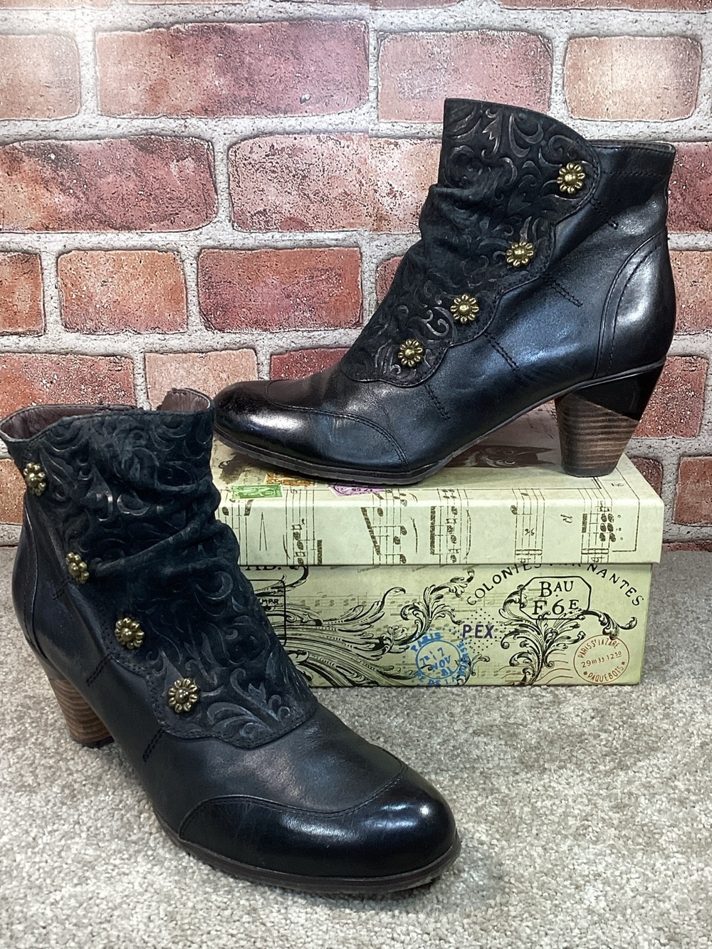 L’Artiste by Spring Step Belgard womens Black Victorian  ankle boots size 9